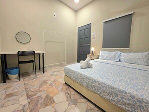 Desk, laptop workspace, free WiFi - Room at Macalister near to LohGuanLye (Georgetown)