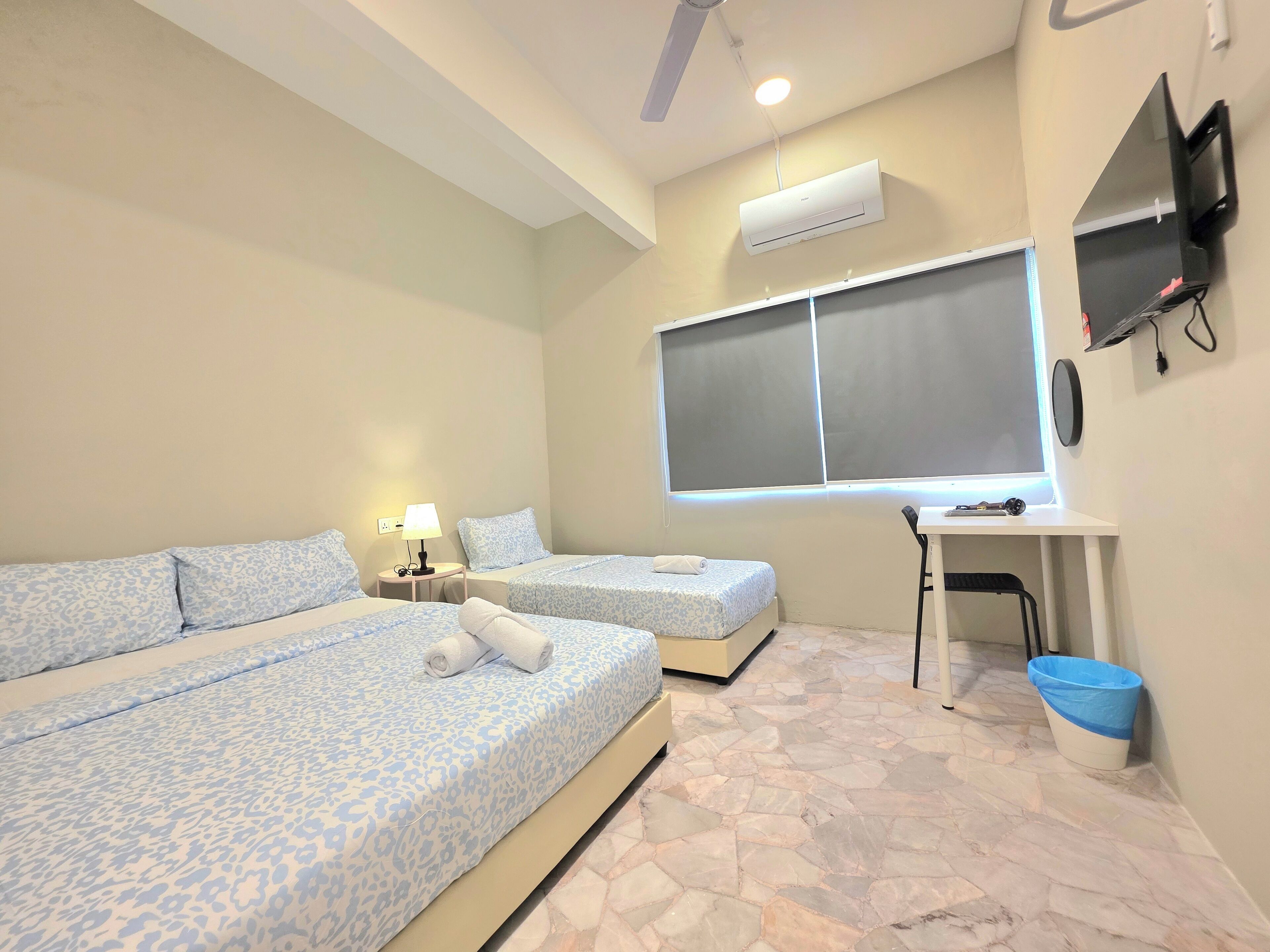Basic Triple Room | Meja, ruang kerja komputer riba, Wi-fi percuma 