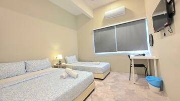 Basic Triple Room | Meja, ruang kerja komputer riba, Wi-fi percuma