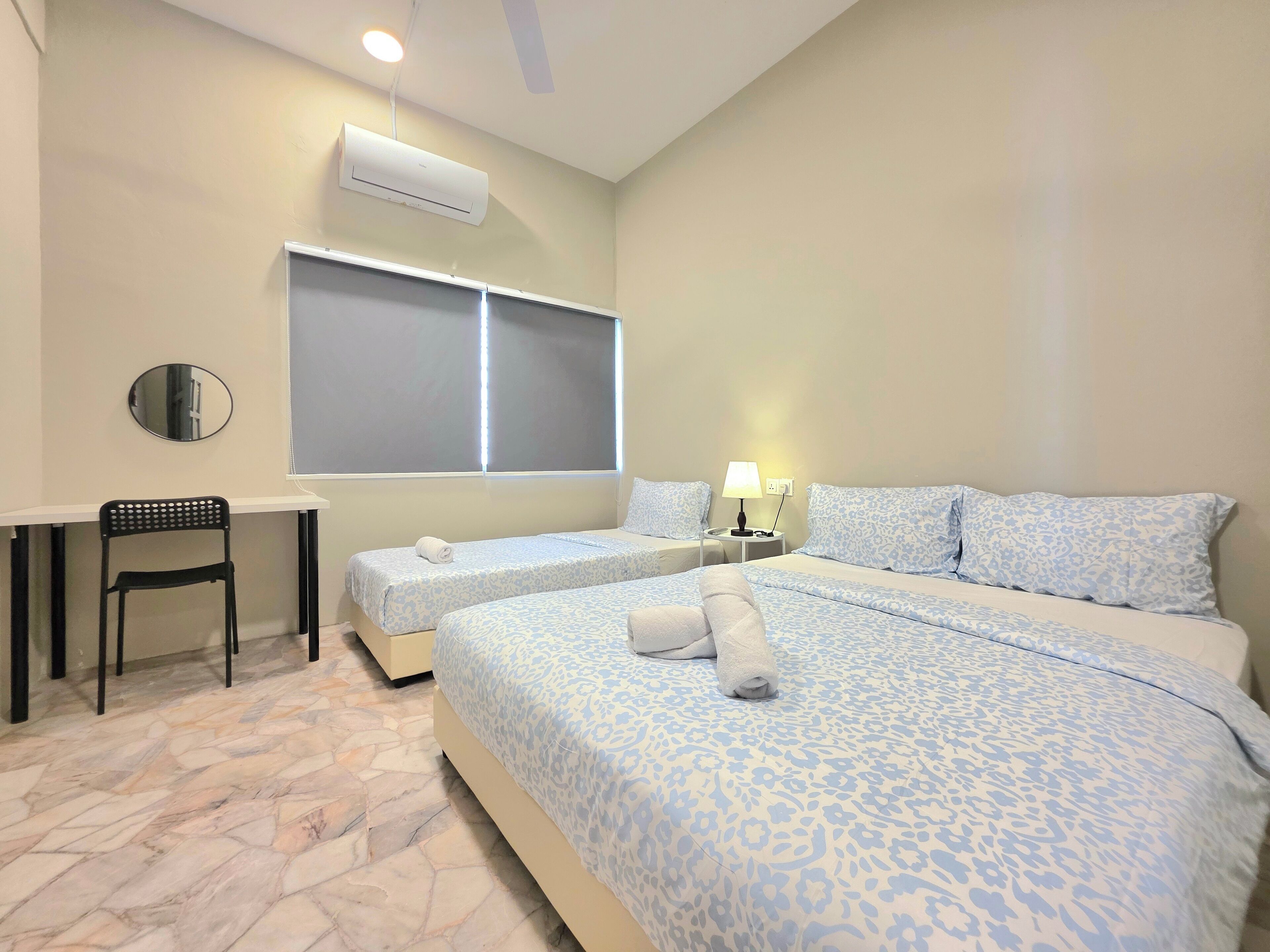 Basic Triple Room | Meja, ruang kerja komputer riba, Wi-fi percuma 