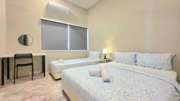 Basic Triple Room | Meja, ruang kerja komputer riba, Wi-fi percuma