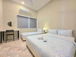 Desk, laptop workspace, free WiFi - Room at Macalister near to LohGuanLye (Georgetown)