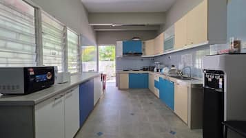 雪櫃、微波爐、廚房用具/餐具/器皿