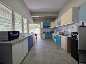 Fridge, microwave, cookware/dishes/utensils - Room at Macalister near to LohGuanLye (George Town)