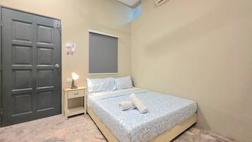 Basic Double Room | Meja, ruang kerja komputer riba, Wi-fi percuma