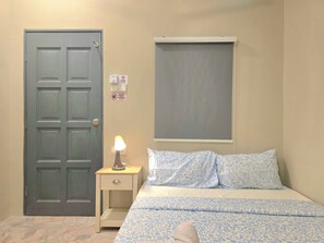 Desk, laptop workspace, free WiFi - Room at Macalister near to LohGuanLye (George Town)