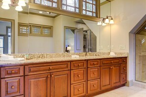 Shower, jetted bath, towels - Chipmunk Crossing - Mountain View, Fireside Chats, Hot Tub, Golf, Trails & Lakes (Jasper)