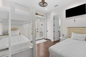 5 quartos, ferros/tábuas de passar roupa, berço de viagem