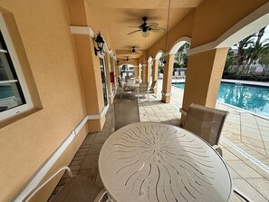 Outdoor dining - Spacious 3-bedroom townhome in lovely Sarasota (Sarasota)