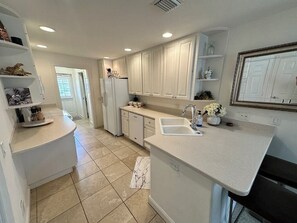 Microwave, oven, stovetop, dishwasher - Spacious 3-bedroom townhome in lovely Sarasota (Sarasota)