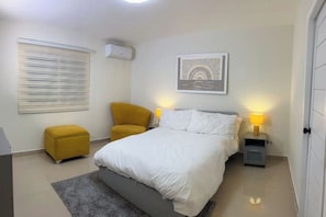 3 quartos, ferros/tábuas de passar roupa, acesso à internet