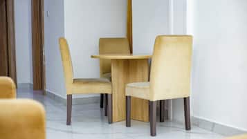 Departamento de lujo, patio, vista al patio | Restaurantes