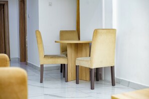 奢华公寓, 露台, 庭院景观 | 用餐