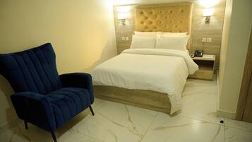 Standardzimmer, Blick auf den Golfplatz | Zimmersafe, Schreibtisch, laptopgeeigneter Arbeitsplatz