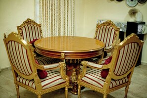 總統公寓, 露台, 花園景 | 用餐區