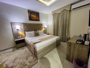 豪華客房, 花園景觀 | 客房內保險箱、書桌、筆電工作空間、遮光布/窗簾