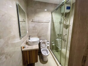 Ducha, artículos de tocador gratuitos, pantuflas, toallas