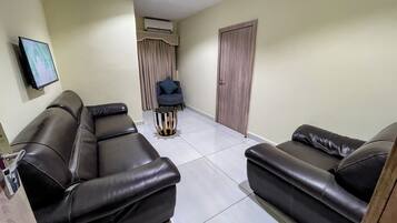 Suite estándar, vista al jardín | Área de sala de estar