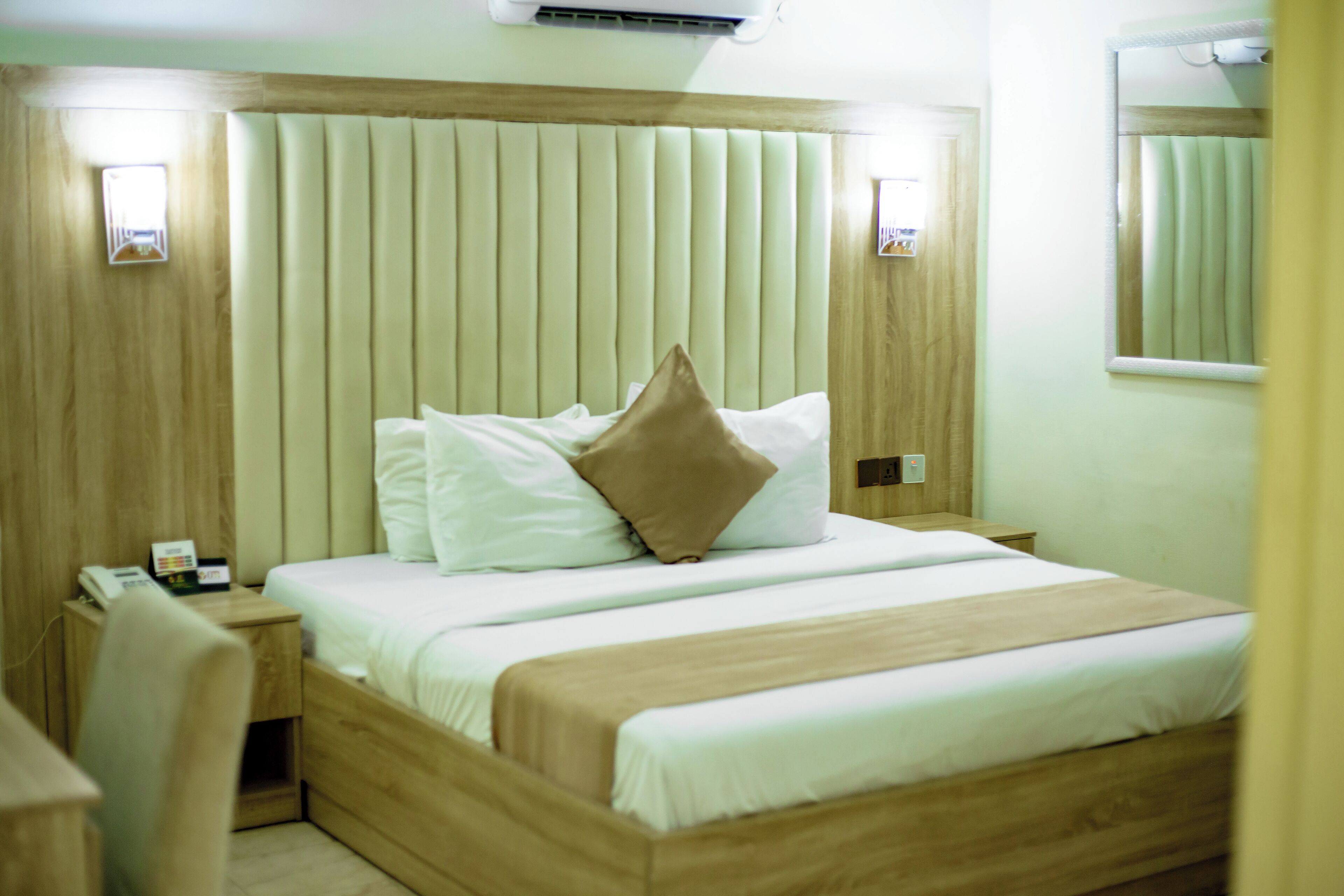 ลักซ์ชัวรี่อพาร์ทเมนท์, ลานระเบียง, วิวสวนหย่อม | ตู้นิรภัยในห้องพัก, โต๊ะทำงาน, พื้นที่ทำงานแบบใช้แล็ปท็อป, ผ้าม่านกันแสง