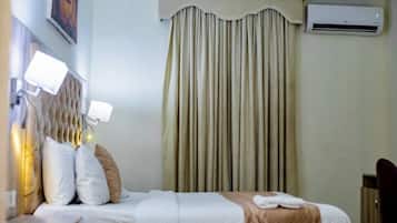 Deluxe-Zimmer, Gartenblick | Zimmersafe, Schreibtisch, laptopgeeigneter Arbeitsplatz