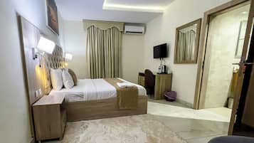 Deluxe Room, Garden View | In-room safe, desk, laptop workspace, blackout curtains