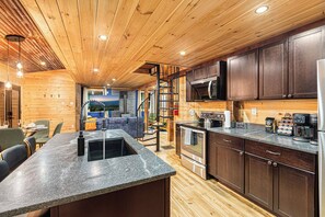 Fridge, microwave, oven, stovetop - A-Frame - Barrel Hot tub, Barrel Sauna, Fire Pit (Ellijay)