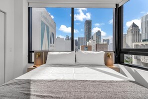 2 bedrooms, bed sheets - Modern Apartment with Pool, Gym, and Convenient Parking (Miami)