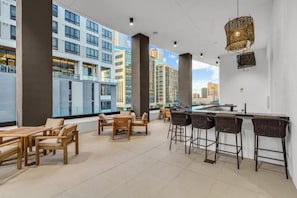 Outdoor dining - Modern Apartment with Pool, Gym, and Convenient Parking (Miami)