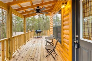 Outdoor dining - Peaceful Smoky Mountain Cabin with Fire Pit and Scenic Deck (Murphy)