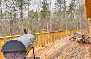 Outdoor dining - Peaceful Smoky Mountain Cabin with Fire Pit and Scenic Deck (Murphy)