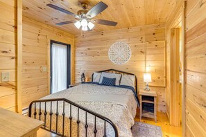1 bedroom, WiFi, bed sheets - Peaceful Smoky Mountain Cabin with Fire Pit and Scenic Deck (Murphy)