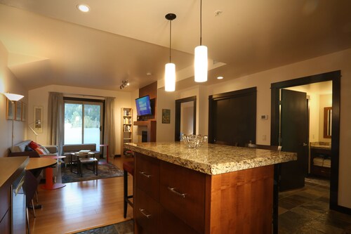 1 bedroom, top floor, stunning views! Hot tubs, fitness & parking garage onsite.