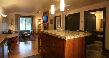 1 bedroom, top floor, stunning views! Hot tubs, fitness & parking garage onsite.