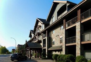 Exterior - 1 bedroom, top floor, stunning views! Hot tubs, fitness & parking garage onsite. (Canmore)