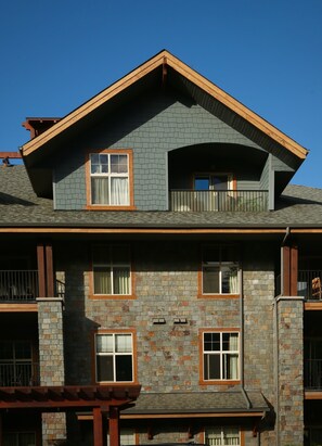 Exterior - 1 bedroom, top floor, stunning views! Hot tubs, fitness & parking garage onsite. (Canmore)