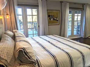 4 bedrooms, iron/ironing board, WiFi, bed sheets - Refreshing 4/3 Retreat near Downtown - Two Decks, Cityscape, Jacuzzi, EV Charger (San Diego)