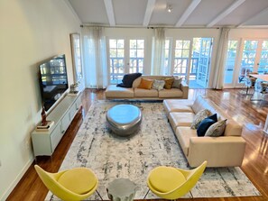 TV, fireplace - Refreshing 4/3 Retreat near Downtown - Two Decks, Cityscape, Jacuzzi, EV Charger (San Diego)