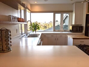 Microwave, oven, stovetop, dishwasher - Refreshing 4/3 Retreat near Downtown - Two Decks, Cityscape, Jacuzzi, EV Charger (San Diego)