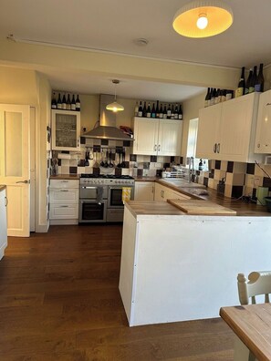 Fridge, oven, stovetop, dishwasher - Cosy 2BR Home with Garden and Parking (Alton)