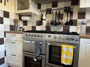 Fridge, oven, stovetop, dishwasher - Cosy 2BR Home with Garden and Parking (Alton)