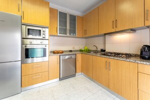Refrigerador, microondas, horno y lavavajillas 