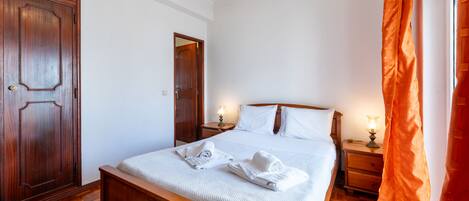 2 多间卧室、熨斗/熨衣板、上网接入、床单