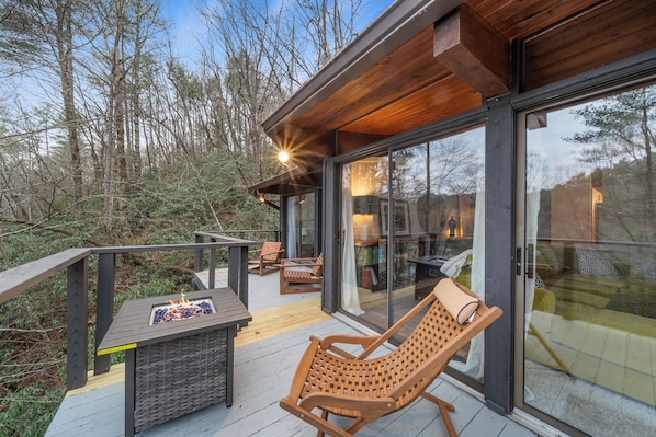 Terrace/patio - Private Modern Getaway w/ Fireplace, Porch & Deck near Blowing Rock (Lenoir)