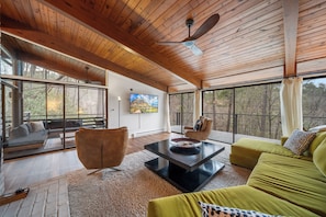 TV, fireplace, books - Private Modern Getaway w/ Fireplace, Porch & Deck near Blowing Rock (Lenoir)