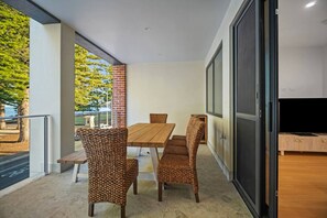 Outdoor dining - Harborview Modern 3 Bedroom Apartment 10F/A (Victor Harbor)