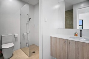 Bathroom - Harborview Modern 3 Bedroom Apartment 10F/A (Victor Harbor)