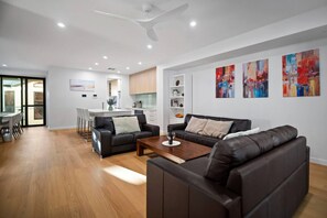 TV - Harborview Modern 3 Bedroom Apartment 10F/A (Victor Harbor)