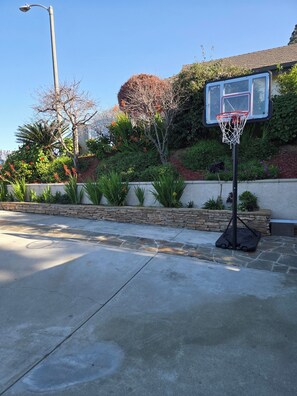 Property grounds - Home with breathtaking views (Monterey Park)