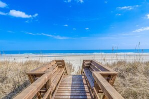 Beach - Beach house in Heart of Surfside Beach, SC (Surfside Beach)