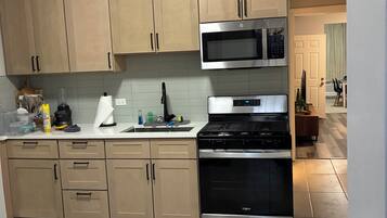 Geladeira, micro-ondas, fogão, cooktop